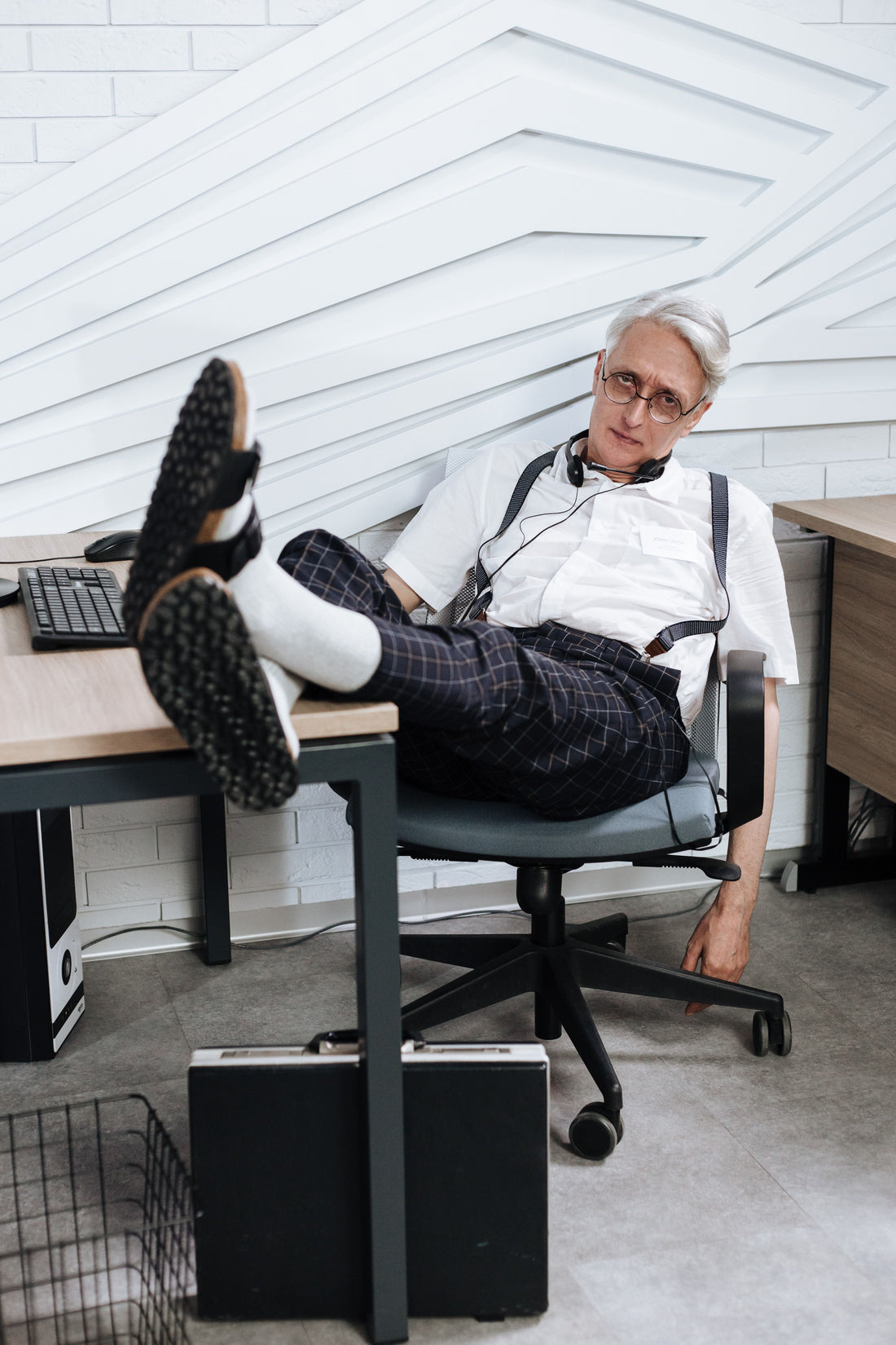 The Slouching Epidemic: 3 Small Daily Habits to Protect Your Spine Before You Turn 40
